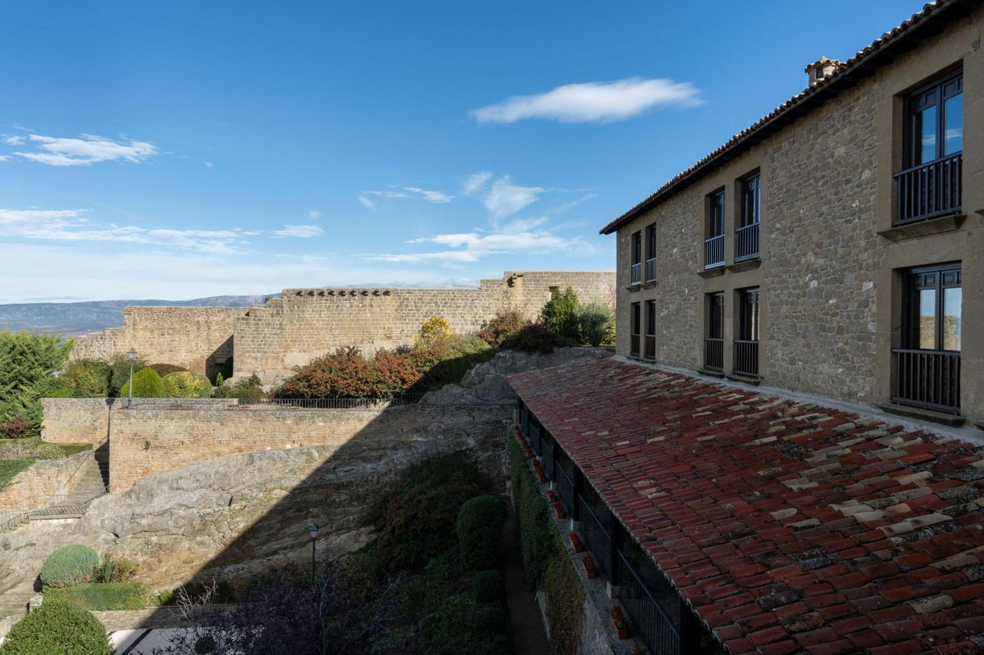 Parador De Sos Del Rey Catolico Bagian luar foto